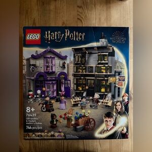 LEGO Harry Potter Ollivanders & Madam Malkin's Shops - Purple, Black, Gray